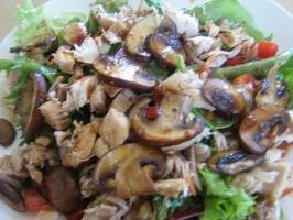 Maukas ja tyydyttävä: salaatti ja kananrintaa sienten kanssa